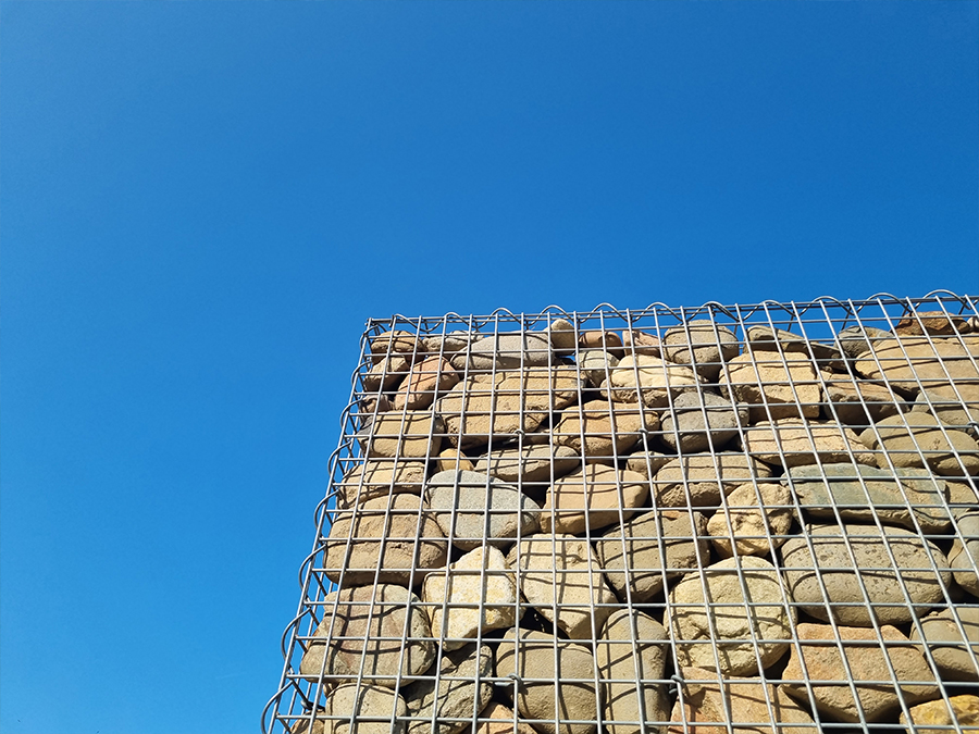 wohnhaeuser-klothildestrasse-gabionwand